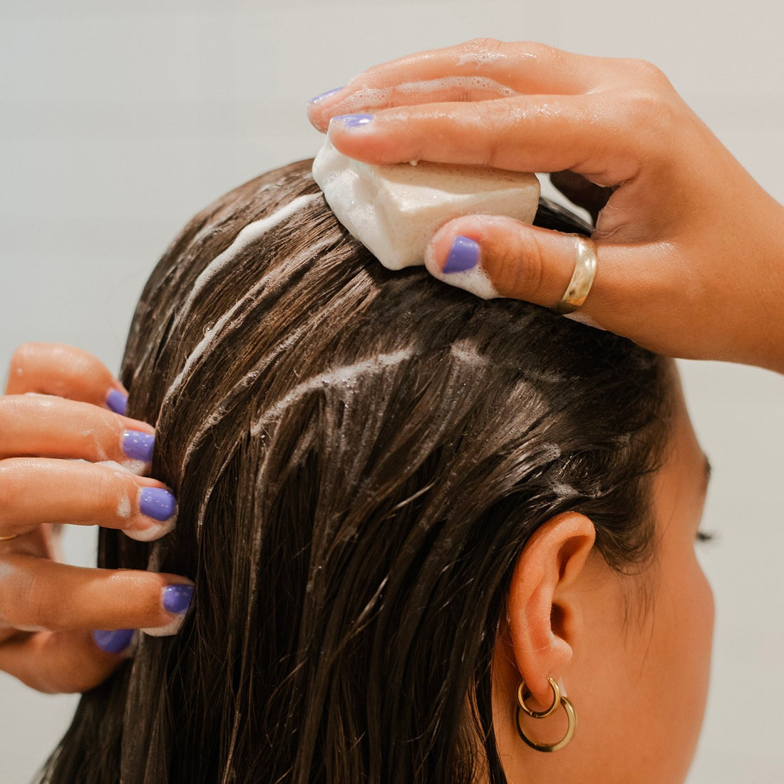 shampoing en barre bkind cheveux normaux et gras pamplemousse et eucalyptus 55g utilisé sur des cheveux