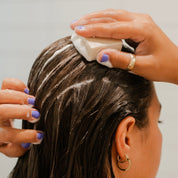 shampoing en barre bkind cheveux normaux et gras pamplemousse et eucalyptus 55g utilisé sur des cheveux