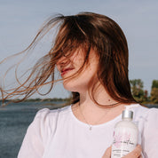 fille avec cheveux dans le vent