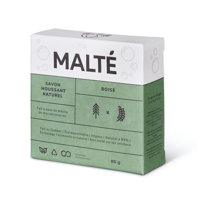 Boîte de carton blanche et verte sur lequel est écrit "Malté savon moussant naturel boisé. Fait à base de drêche. Fait au Québec. Végane" en lettre noire.